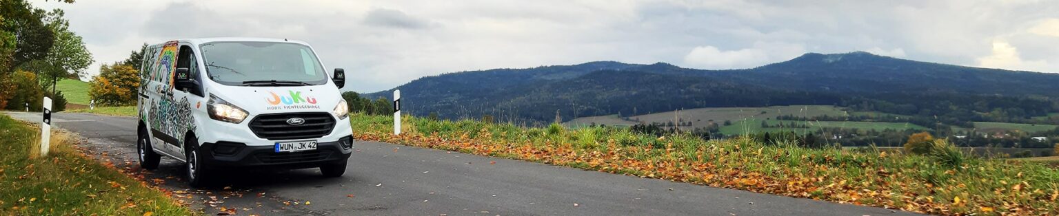 JuKu-Mobil in der Landschaft