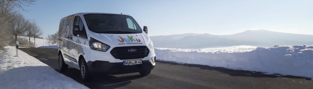 JuKu-Mobil in Winterlandschaft
