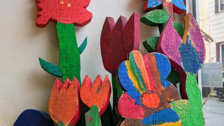 Bunte Blumen in der Kunstwerkstatt