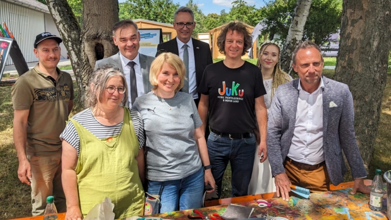 Staatsminister Glauber am Stand des JuKu-Mobils bei den Nachhaltigkeitstagen in Selb