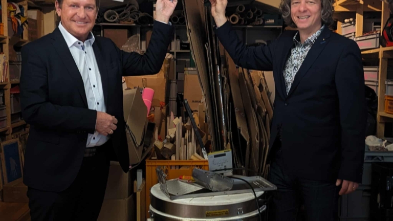 MdL Rainer Ludwig (Freie Wähler) sichert Geschäftsführer Stefan Frank seine Unterstützung für die Arbeit des JuKu-Mobils zu.