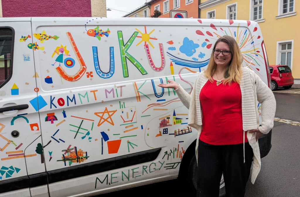 Natascha Schöffel steht vor dem JuKu-Mobil (Foto: Stefan Frank)
