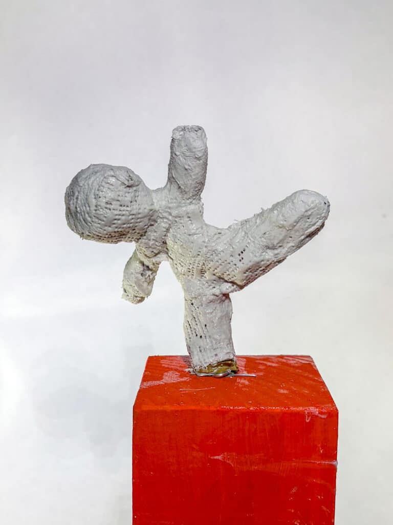 Frauenfigur Orange Days 2025, Arzberg 03 Bild: Olga Franzke