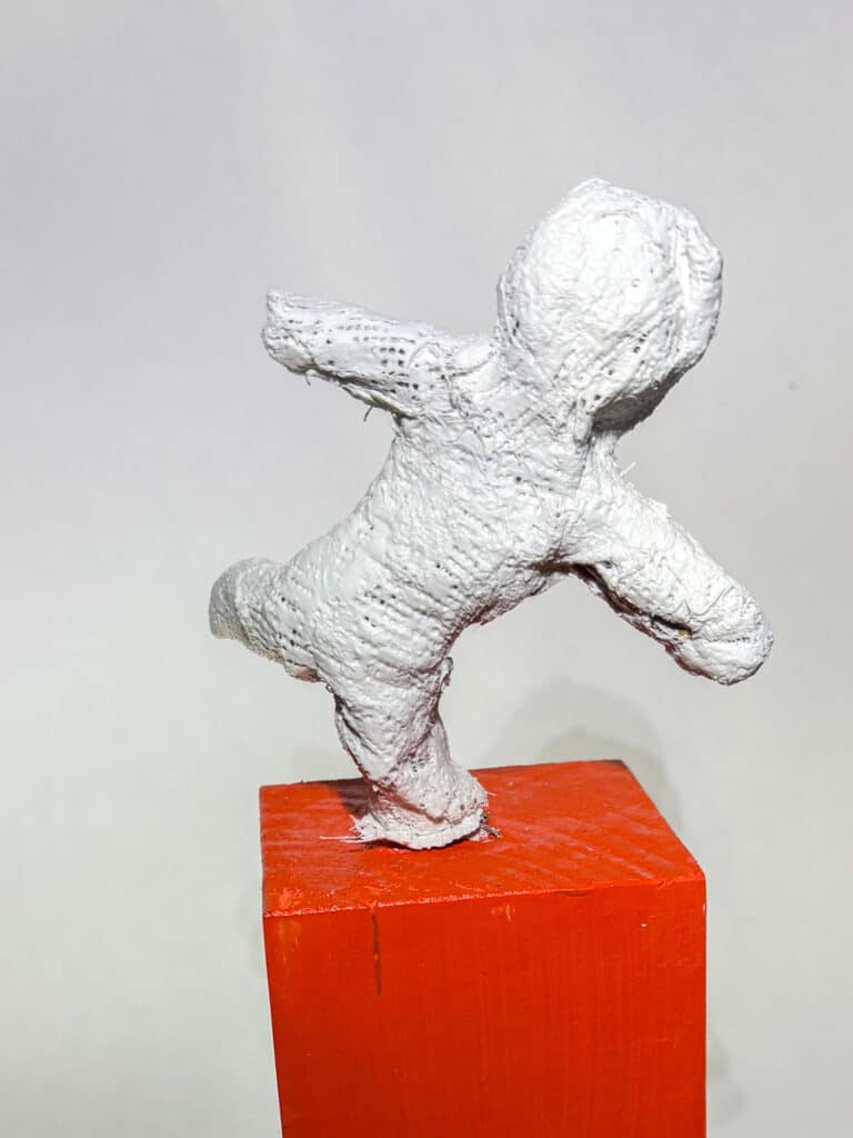 Frauenfigur Orange Days 2025, Arzberg 01 Bild: Olga Franzke