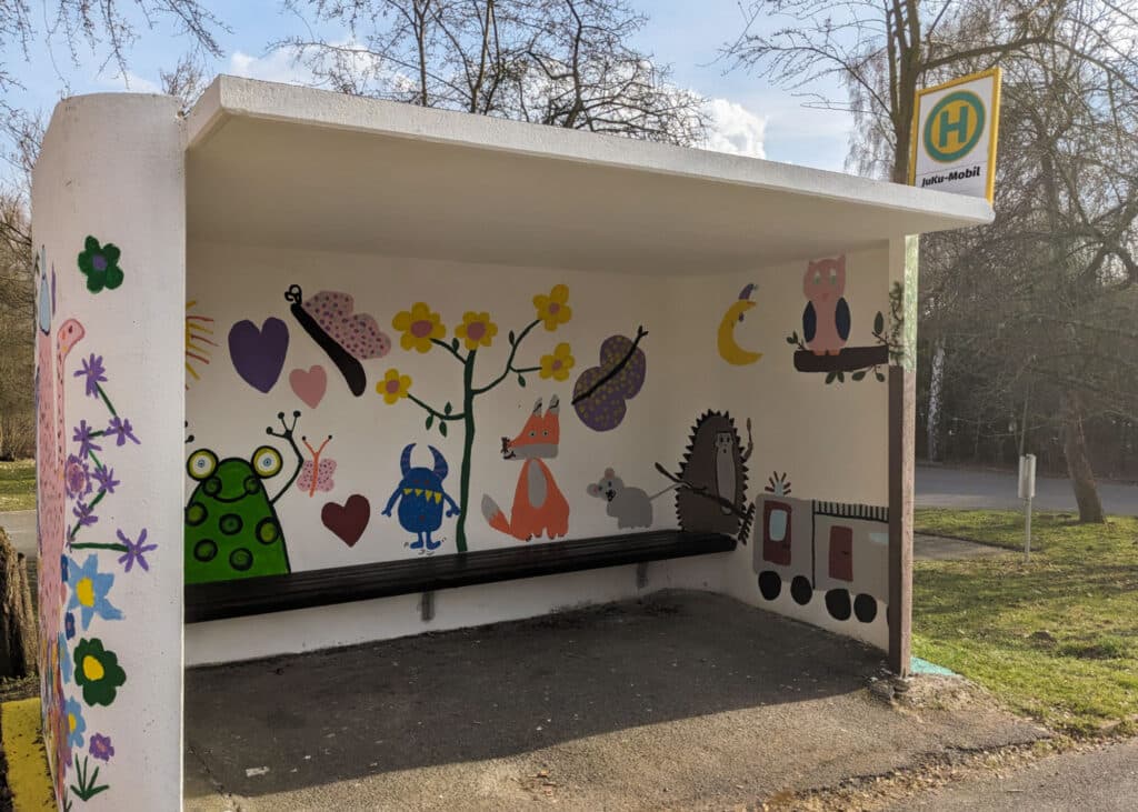 JuKu-Mobil Haltestelle in Hohenberg a. d. Eger. Gestaltet von Hohenberger Kindern im Sommer 2025, gefördert durch die Brücken-Allianz Bayern-Böhmen im Programm "ILE Regionalbudget". (Bild: Stefan Frank)