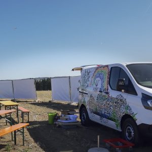 Das JuKu-Mobil auf dem Feld bei Wildenau (Foto: Stefan Frank)