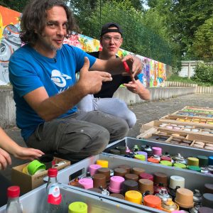 Michael Schoberth mit Teilnehmenden bei einem Graffiti-Workshop