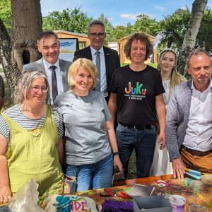 Staatsminister Glauber am Stand des JuKu-Mobils bei den Nachhaltigkeitstagen in Selb