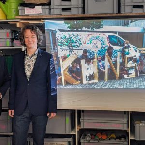 MdL Rainer Ludwig (Freie Wähler) wird von Geschäftsführer Stefan Frank und Mitarbeiterin Dagmar Drescher über die Arbeit des JuKu-Mobils informiert.