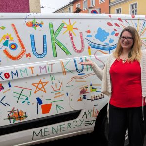Natascha Schöffel steht vor dem JuKu-Mobil (Foto: Stefan Frank)