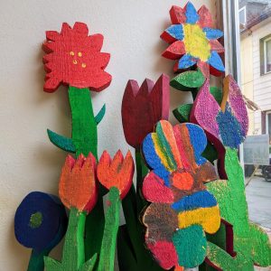 Bunte Blumen in der Kunstwerkstatt