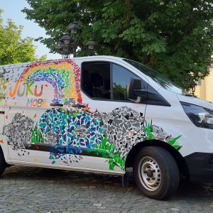 Das JuKu-Mobil mit Klebefolien-Mosaik. (Bild: Stefan Frank)
