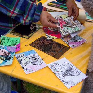 Die Postkarten wurden farbig gestaltet und mit dem Koppetentor-Motiv bedruckt. (Bild: Daniel Fischer)