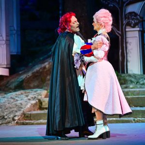 Eli Wasserscheid als Constance mit Matthias Eberle als Buckingham in "Die Drei Musketiere". (Bild: Florian Miedl)